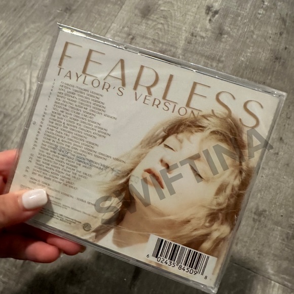 SOLD - NEW SEALED SIGNED FEARLESS TAYLORS VERSION CD - Picture 2 of 2